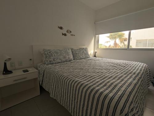 アカプルコにあるAdults Only Condo Close to the Beachのベッドと窓のある白い寝室