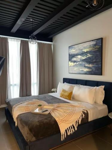 a bedroom with a large bed in a room at Rosalina Ocean Park in San Juan
