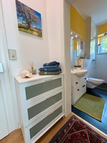 a bathroom with a sink and a toilet at Sabine Proft in Ottersweier