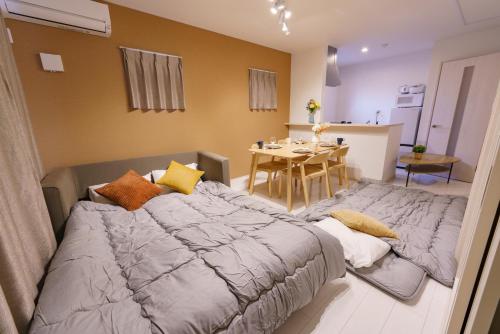 Postel nebo postele na pokoji v ubytování 10-min walk to Nagoya Brand-new building MAX7ppl