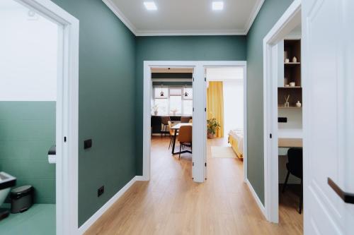 a room with green walls and a dining room at Bright 1BDR near center and park, Râșcani in Chişinău