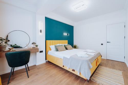 a bedroom with a bed and a desk and a chair at Bright 1BDR near center and park, Râșcani in Chişinău