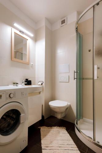 a bathroom with a washing machine and a toilet at Villa KESTA, centrum, free parking in Martin