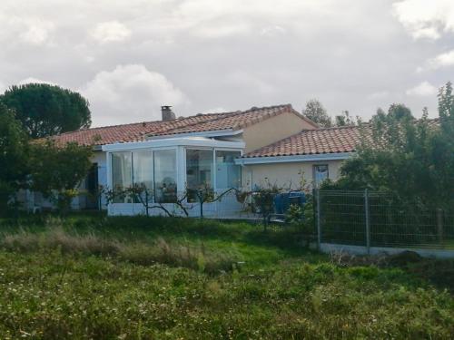una casa con una grande finestra in un cortile di Gîte Bouconne Pibrac a Pibrac