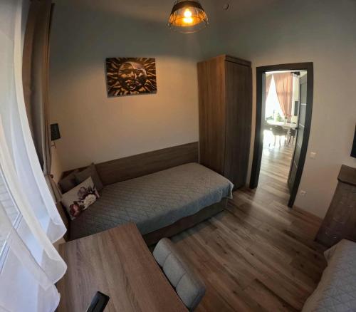 una pequeña habitación con una cama y una mesa en Sweet villa Palanga, en Palanga