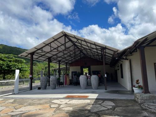 Pemandangan gunung umum atau pemandangan gunung yang diambil dari hotel