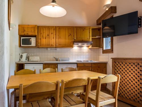 Η κουζίνα ή μικρή κουζίνα στο Superbe appartement au centre, proche pistes & commerces, 6 pers, WIFI - FR-1-519-21