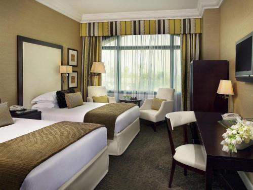 En eller flere senge i et værelse på Mövenpick Grand Al Bustan