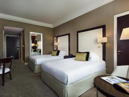 En eller flere senge i et værelse på Mövenpick Grand Al Bustan
