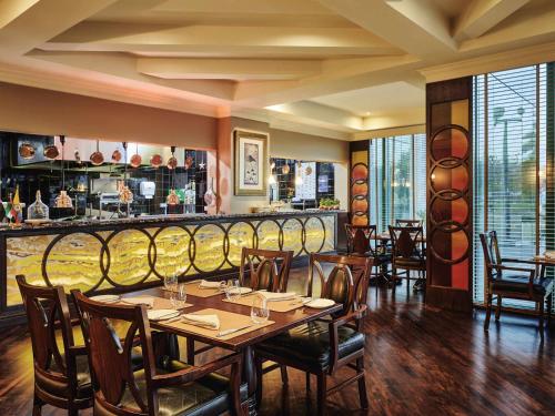 En restaurant eller et andet spisested på Mövenpick Grand Al Bustan