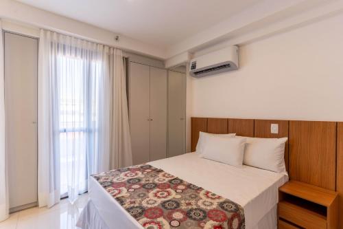 ein Schlafzimmer mit einem Bett und einem Fenster in der Unterkunft Venice Park Hplus Long Stay in Brasilia