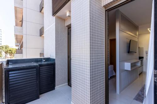 ein Badezimmer mit Waschbecken und Spiegel in der Unterkunft Venice Park Hplus Long Stay in Brasilia