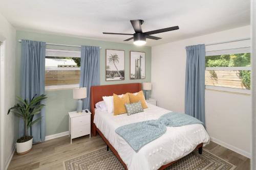 a bedroom with a bed and a ceiling fan at Pet Friendly Stylish Condo Near Campus in Gainesville