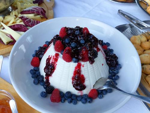 a white plate with a cake with berries on it at Podere Cerciano in Radicondoli