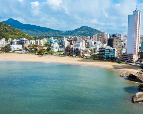 a view of a beach and a city with buildings at Casa Matinhos Caioba Parana in Matinhos