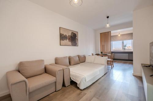 un salon avec un canapé et une table dans l'établissement Sunset View Pipera 56 Blvd Ivory, à Bucarest