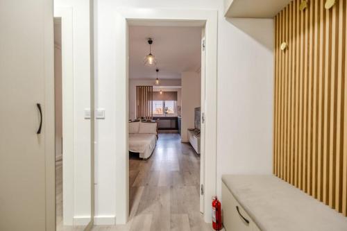 un couloir menant à un salon avec un canapé dans l'établissement Sunset View Pipera 56 Blvd Ivory, à Bucarest