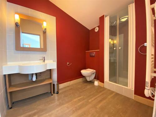 a bathroom with a sink and a toilet at Duplex 3 pièces 6-7 pers centre, ski au pied - FR-1-513-81 in La Tania