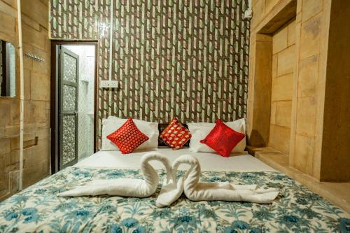 two swans in the middle of a bed at Peace & Joy in Jaisalmer