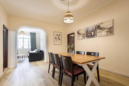 a dining room with a table and chairs at Cadizz Entre Cielo y Mar Centro del Puerto ciudad in El Puerto de Santa María
