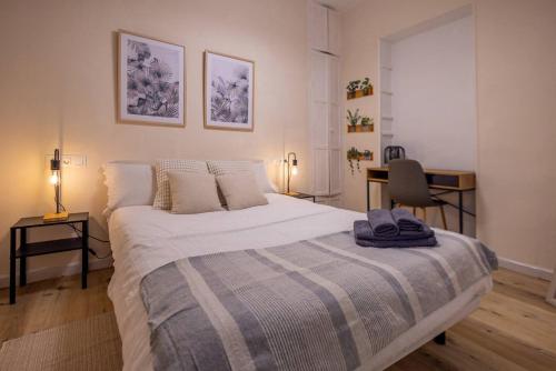 a bedroom with a large bed and a desk at Cadizz Entre Cielo y Mar Centro del Puerto ciudad in El Puerto de Santa María