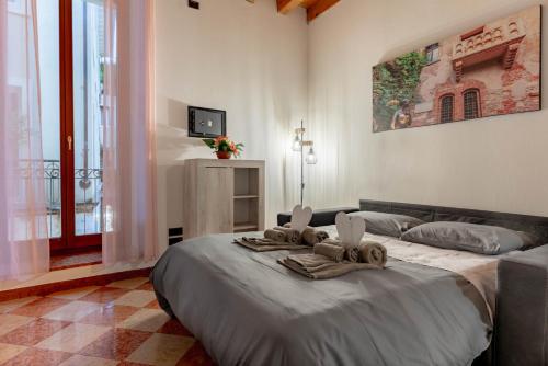 Ένα ή περισσότερα κρεβάτια σε δωμάτιο στο -5 STARS- LUXURY HISTORIC CENTER VIEW-2 Minutes from Arena and Giulietta's Home
