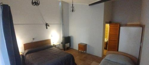 a bedroom with two beds and a tv in it at Rayen hue in Esquel