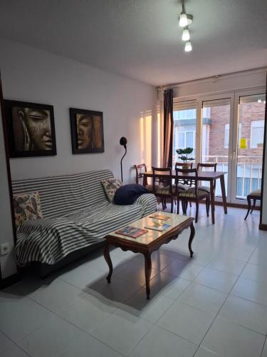 Χώρος καθιστικού στο Alojamiento AJO con piscina y tenis - Ajo Palace