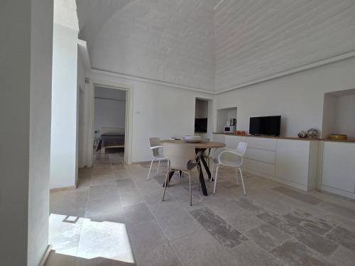 a kitchen and dining room with a table and chairs at Loco Holiday - Don Rosario in Locorotondo