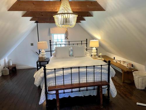 Cottage That Overlooks The Field的一间带床和吊灯的卧室