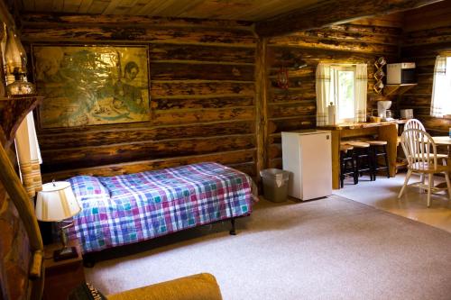 Cama o camas de una habitación en Midnight Sun Log Cabins