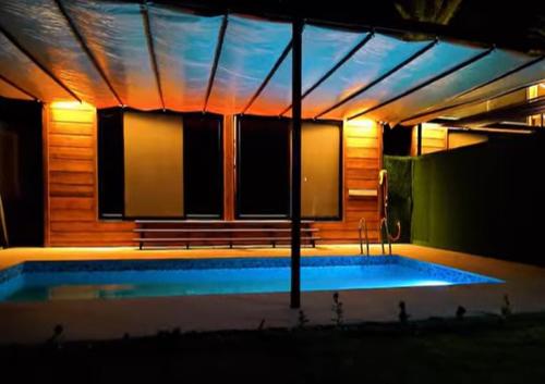 Hồ bơi trong/gần Orange Resort