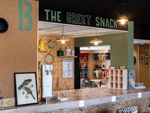 a restaurant with a sign that reads the guest snack at greet Chartres Est in Chartres
