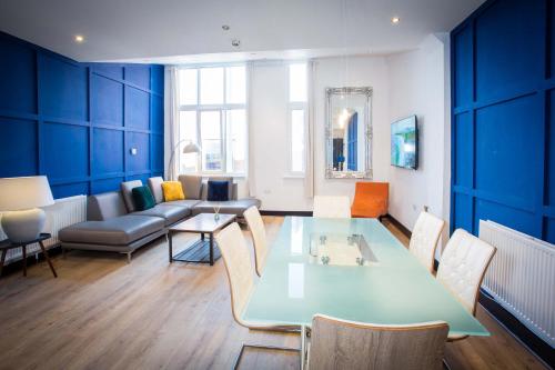 Posezení v ubytování The Savoy Suite, King Size 2 Bedroom by The Hive WA1