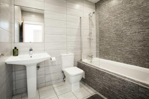 Koupelna v ubytování The Savoy Suite, King Size 2 Bedroom by The Hive WA1