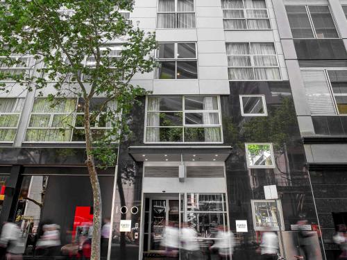 Bangunan di mana terletaknya aparthotel ini