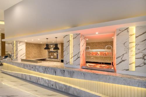 une boulangerie avec un comptoir avec des beignets dedans dans l'établissement Hurghada Long Beach Resort, à Hurghada