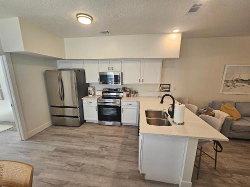 una cucina con frigorifero e piano di lavoro di 322 S, 5th Street Unit A townhouse a Fernandina Beach