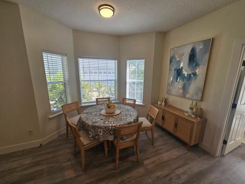 una sala da pranzo con tavolo, sedie e finestre di 322 S, 5th Street Unit A townhouse a Fernandina Beach