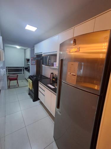 eine Küche mit einem Edelstahlkühlschrank in der Unterkunft Torres Devant COP 30 in Belém
