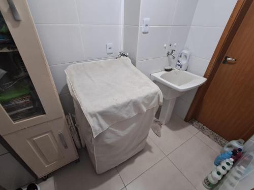 ein kleines Badezimmer mit Toilette und Waschbecken in der Unterkunft Torres Devant COP 30 in Belém