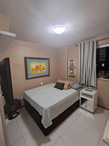 ein Schlafzimmer mit Bett und Flachbildfernseher in der Unterkunft Torres Devant COP 30 in Belém