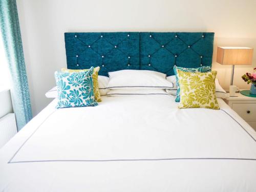 Ένα ή περισσότερα κρεβάτια σε δωμάτιο στο 3 Bed in Camber BT028