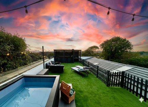 an outdoor patio with a pool and a sky at Elevated Escape - Hot tub, sauna, rooftop terrace in Seabrook