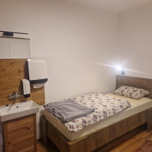 Postel nebo postele na pokoji v ubytování Andrejev dom na Slemenu