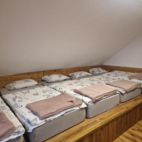Postel nebo postele na pokoji v ubytování Andrejev dom na Slemenu