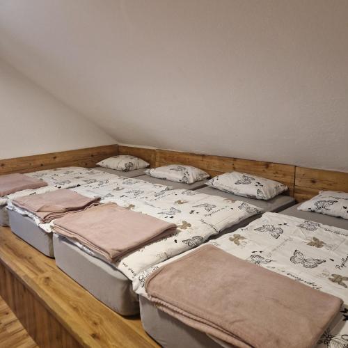 Postel nebo postele na pokoji v ubytování Andrejev dom na Slemenu