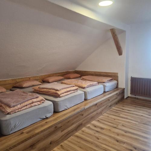 Postel nebo postele na pokoji v ubytování Andrejev dom na Slemenu