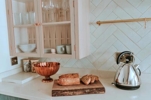 Una cocina o zona de cocina en Finest Retreats - The Old Stables at Tenterden