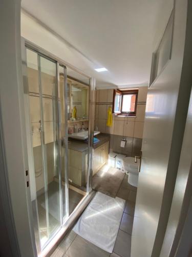 un bagno con doccia in vetro e WC di Red Rock & Sea House a Leonidion (Leonidio)